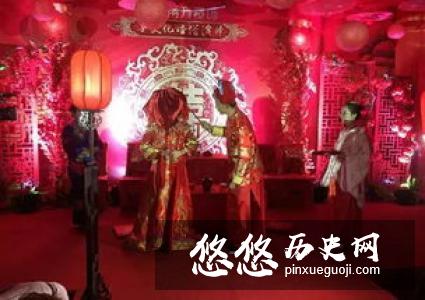 清代变态婚俗：拜堂前新娘与新郎试爱验证身体