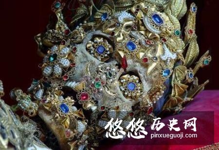 这具骸骨镶满了珠宝,看起来金光闪闪,很是奢华(眼睛经过特殊处理)
