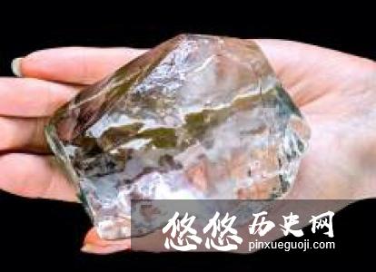 这具骸骨镶满了珠宝,看起来金光闪闪,很是奢华(眼睛经过特殊处理)