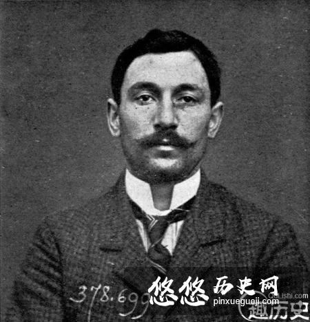他偷了卢浮宫价值34亿的名画，卷起来藏在自己衣服下面，逃之夭夭