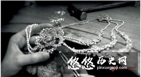 这具骸骨镶满了珠宝,看起来金光闪闪,很是奢华(眼睛经过特殊处理)