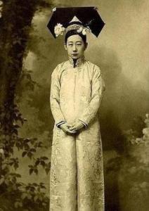 她就这样在皇宫中孤独的活到了70岁,那个时候的她没儿没女,她的这一辈子虽然光