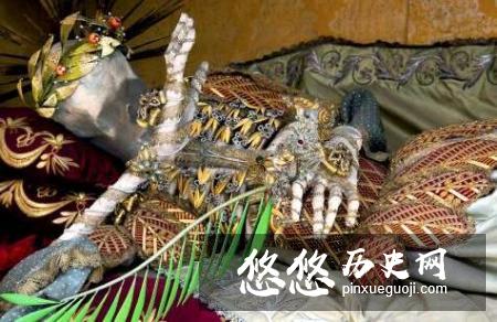 这具骸骨镶满了珠宝,看起来金光闪闪,很是奢华(眼睛经过特殊处理)