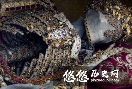 这具骸骨镶满了珠宝,看起来金光闪闪,很是奢华(眼睛经过特殊处理)