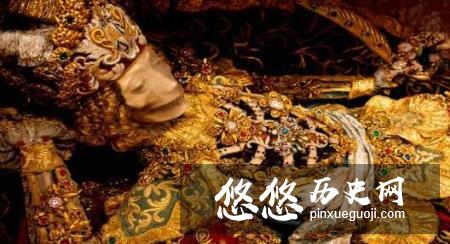 这具骸骨镶满了珠宝,看起来金光闪闪,很是奢华(眼睛经过特殊处理)