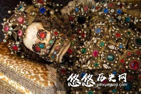 这具骸骨镶满了珠宝,看起来金光闪闪,很是奢华(眼睛经过特殊处理)