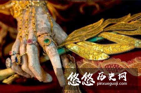 这具骸骨镶满了珠宝,看起来金光闪闪,很是奢华(眼睛经过特殊处理)