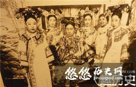 慈禧洗澡用金盆几十人伺候她 吃东西还有人喂