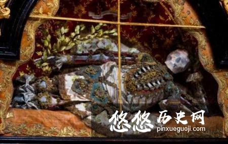 这具骸骨镶满了珠宝,看起来金光闪闪,很是奢华(眼睛经过特殊处理)
