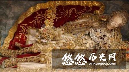 这具骸骨镶满了珠宝,看起来金光闪闪,很是奢华(眼睛经过特殊处理)